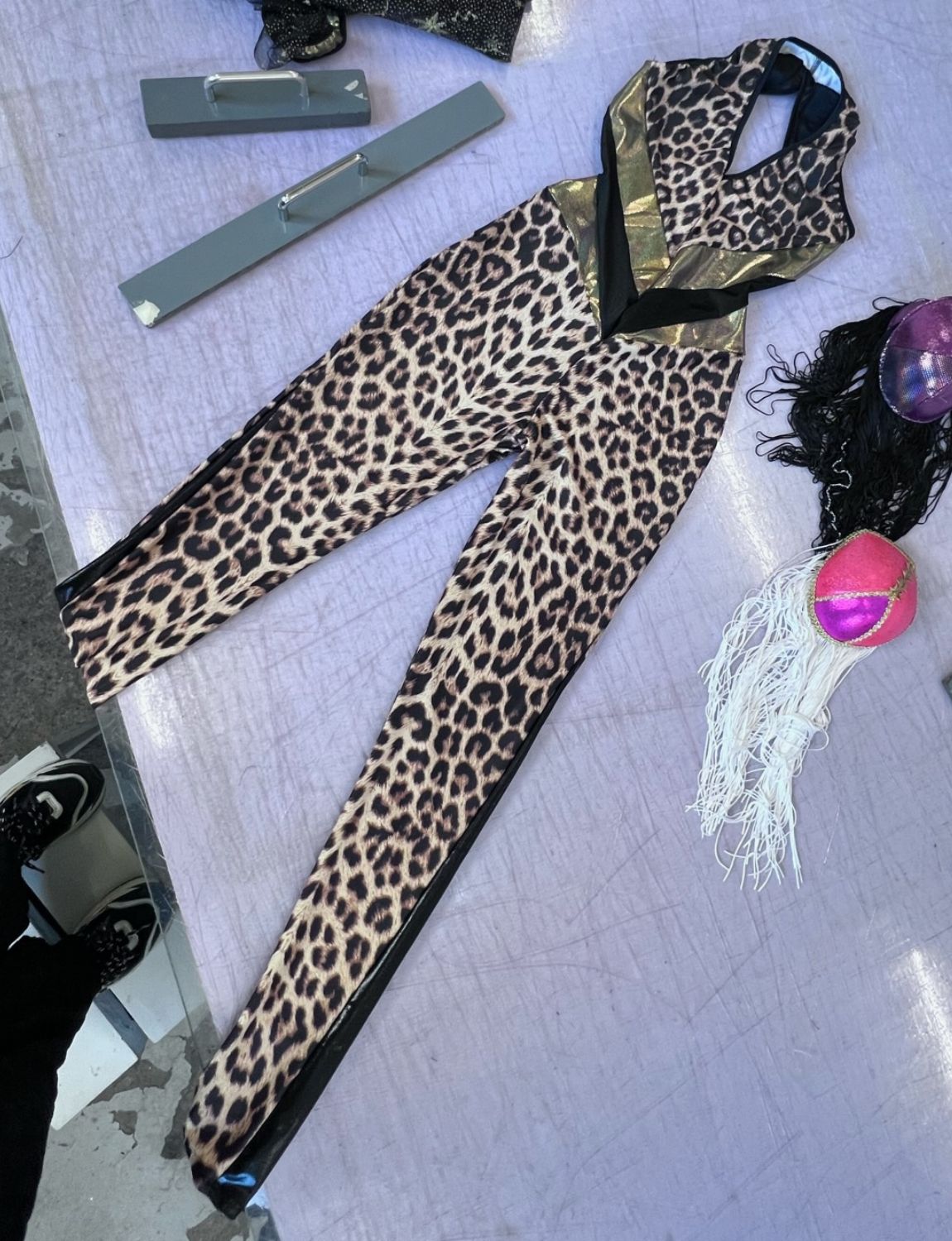 Burnt Soul custom backless catsuit made of leopard print fabric 